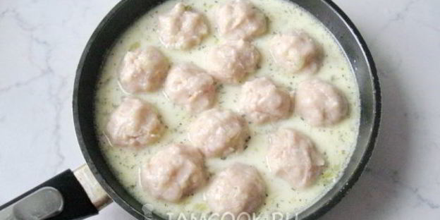 тефтели с яблоками в сметанном соусе