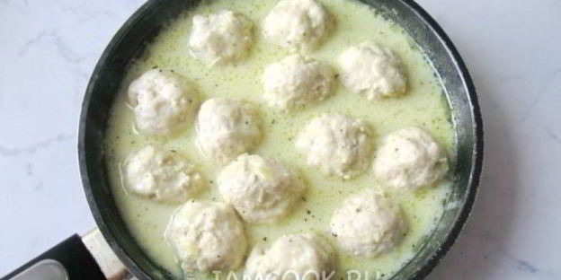 тефтели с яблоками в сметанном соусе