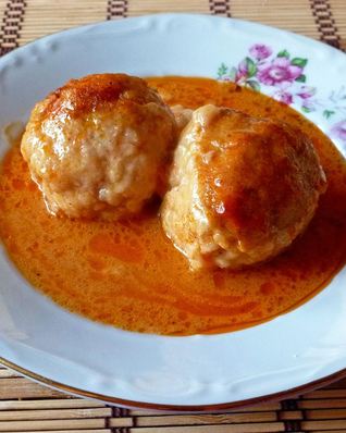 Тефтели в кастрюле с рисом в подливе