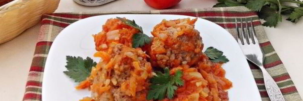 Тефтели в томатно-овощном соусе