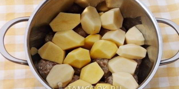 тефтели в томатно-овощном соусе