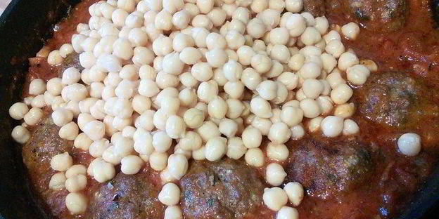 тефтели в томатном соусе с нутом