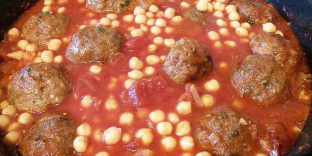 тефтели в томатном соусе с нутом