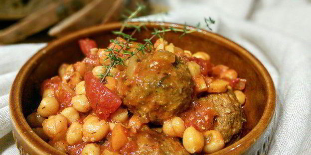 тефтели в томатном соусе с нутом