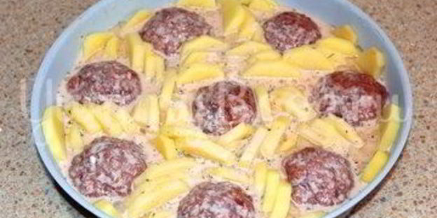 тефтели запеченные с картофелем