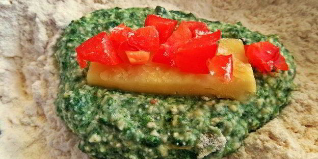 творожные ньокки со шпинатом, запеченные под сыром