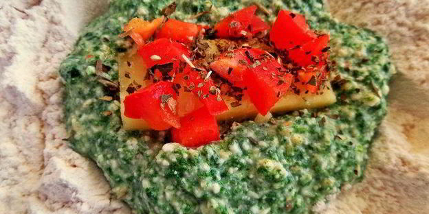 творожные ньокки со шпинатом, запеченные под сыром