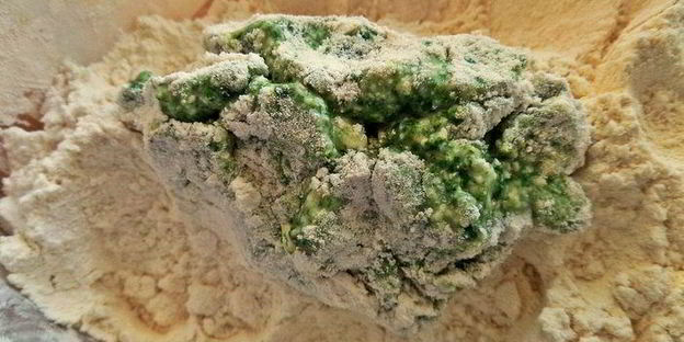 творожные ньокки со шпинатом, запеченные под сыром