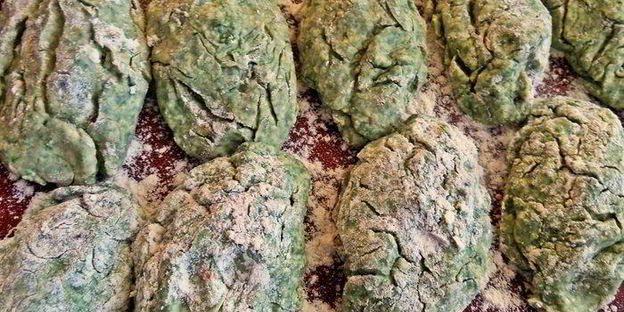 творожные ньокки со шпинатом, запеченные под сыром