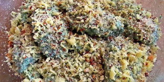 творожные ньокки со шпинатом, запеченные под сыром