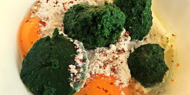 творожные ньокки со шпинатом, запеченные под сыром