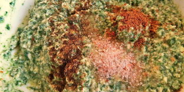 творожные ньокки со шпинатом, запеченные под сыром