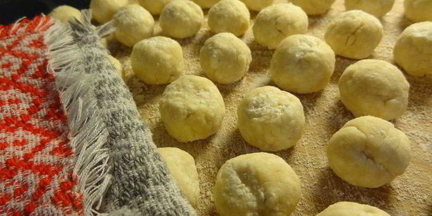 ленивые вареники с ягодным соусом кули