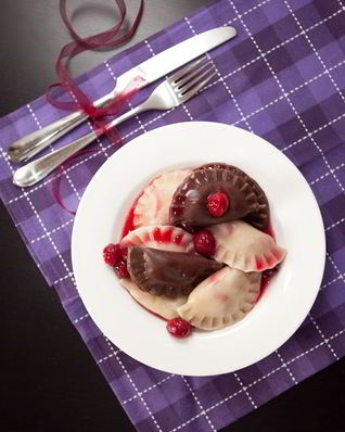 Постные вареники с вишней, шоколадом и вишневым соусом