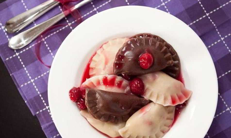 Рецепт постных вареников с вишней, шоколадом и вишневым соусом