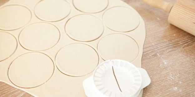 постные вареники с вишней, шоколадом и вишневым соусом