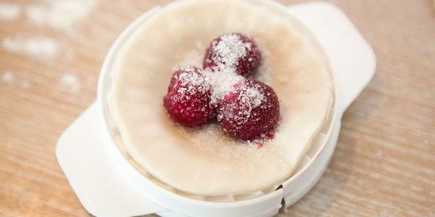 постные вареники с вишней, шоколадом и вишневым соусом