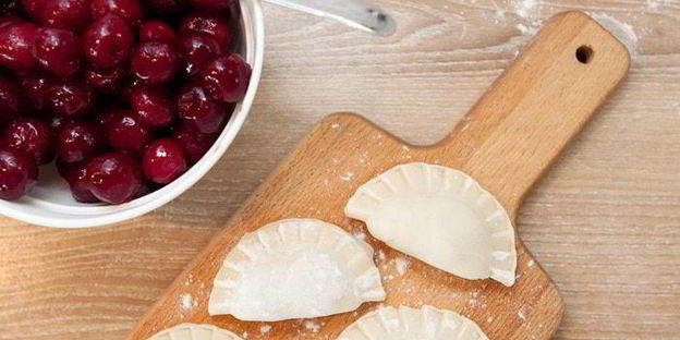 постные вареники с вишней, шоколадом и вишневым соусом