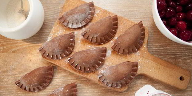 постные вареники с вишней, шоколадом и вишневым соусом