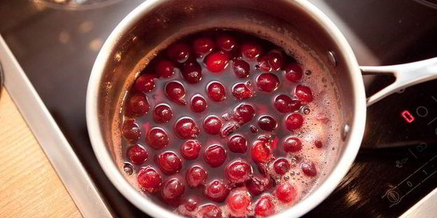 постные вареники с вишней, шоколадом и вишневым соусом