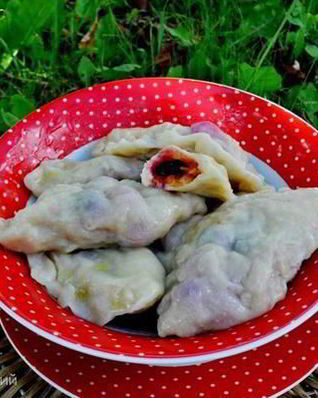 Вареники с черной смородиной и яблоками