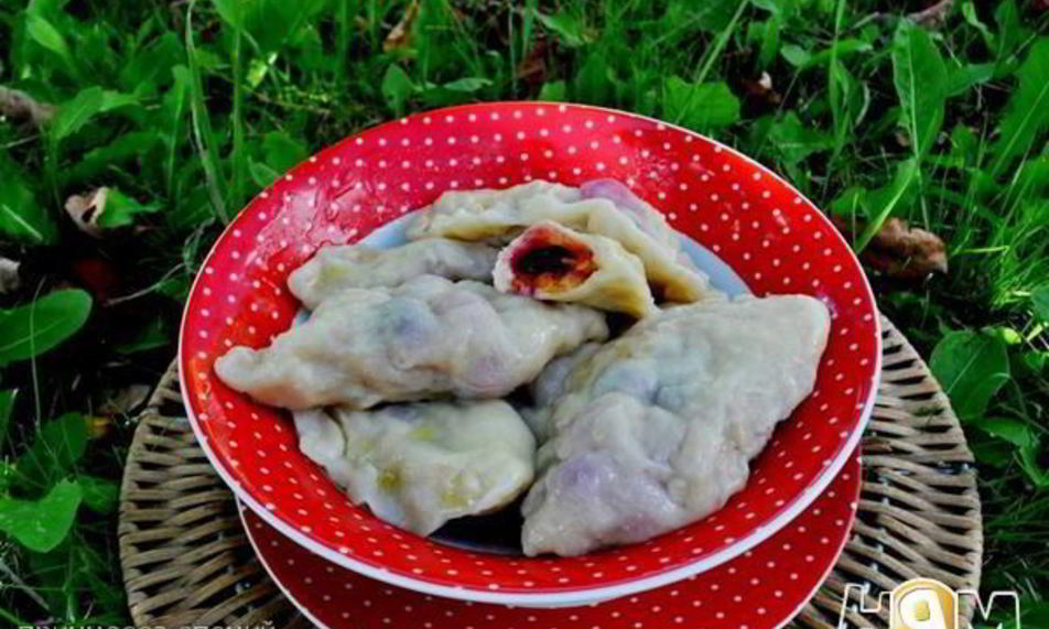 Рецепт вареников с черной смородиной и яблоками