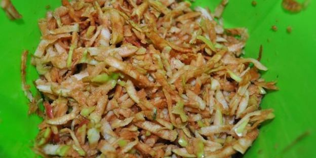 вареники с черной смородиной и яблоками