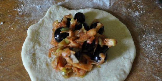 вареники с черной смородиной и яблоками