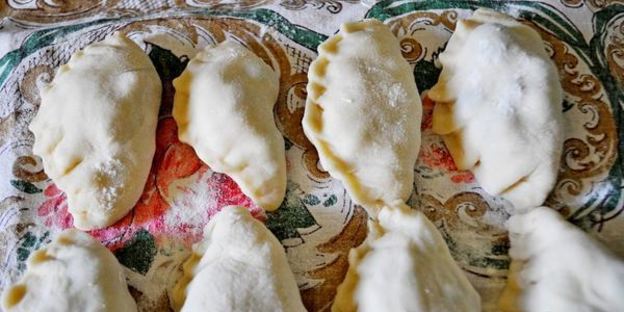 вареники с черной смородиной и яблоками