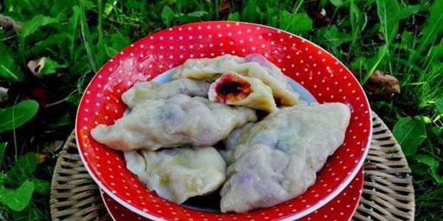 вареники с черной смородиной и яблоками