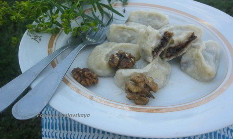 Рецепт вареников с черносливом, грецкими орехами и медом