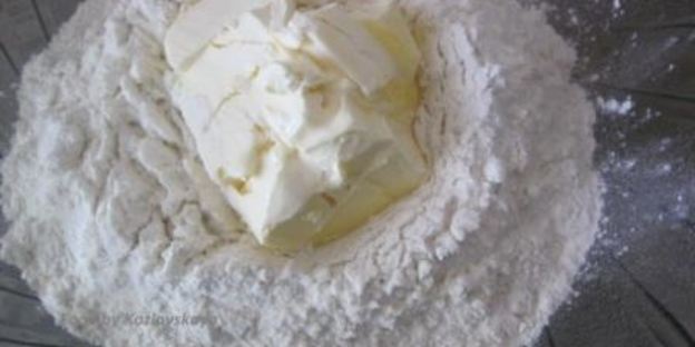 вареники с черносливом, грецкими орехами и медом