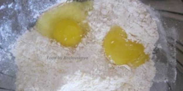 вареники с черносливом, грецкими орехами и медом