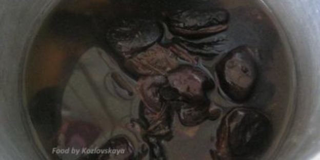 вареники с черносливом, грецкими орехами и медом