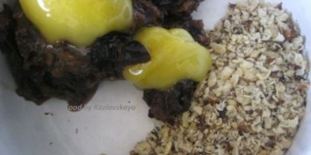 вареники с черносливом, грецкими орехами и медом
