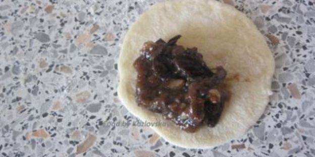 вареники с черносливом, грецкими орехами и медом