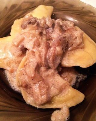 Вареники с картошкой и грибным соусом
