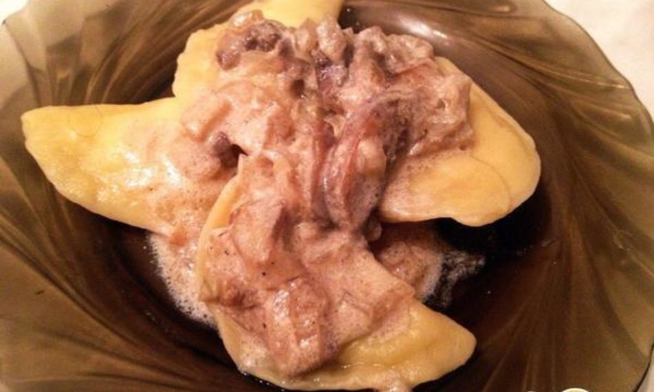 Рецепт вареников с картошкой и грибным соусом