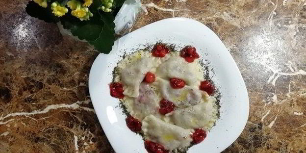 вареники с клубникой и мятой