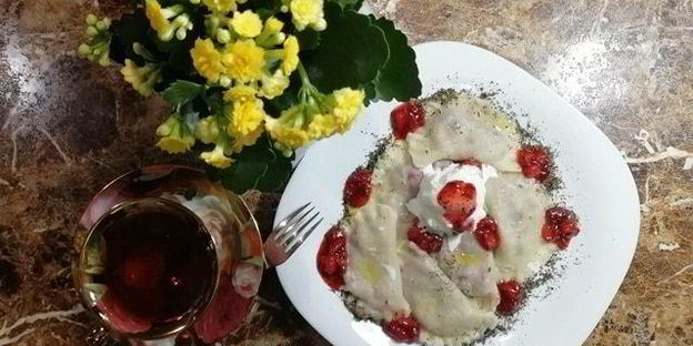 вареники с клубникой и мятой