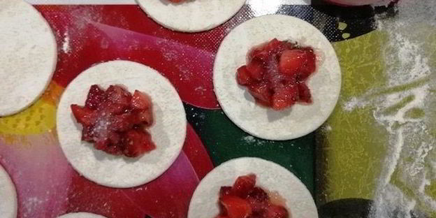 вареники с клубникой и мятой