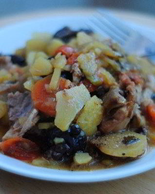 Куриное жаркое в горшочках