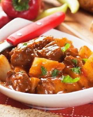 Нежное и сочное жаркое из мяса с картофелем