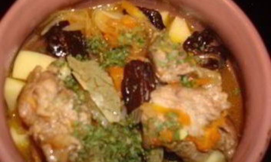 Рецепт простого жаркого в горшочках