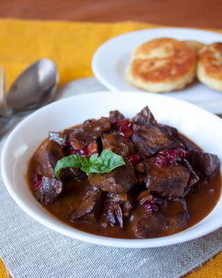 Жаркое из говядины с клюквой