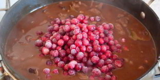 жаркое из говядины с клюквой