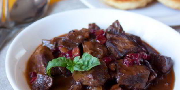 жаркое из говядины с клюквой