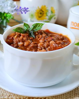 Жаркое из говяжьего фарша, помидоров и фасоли