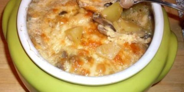 жаркое из сердечек с грибами в горшочке