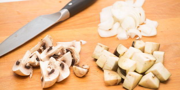 жаркое из свинины с острыми баклажанами и шампиньонами